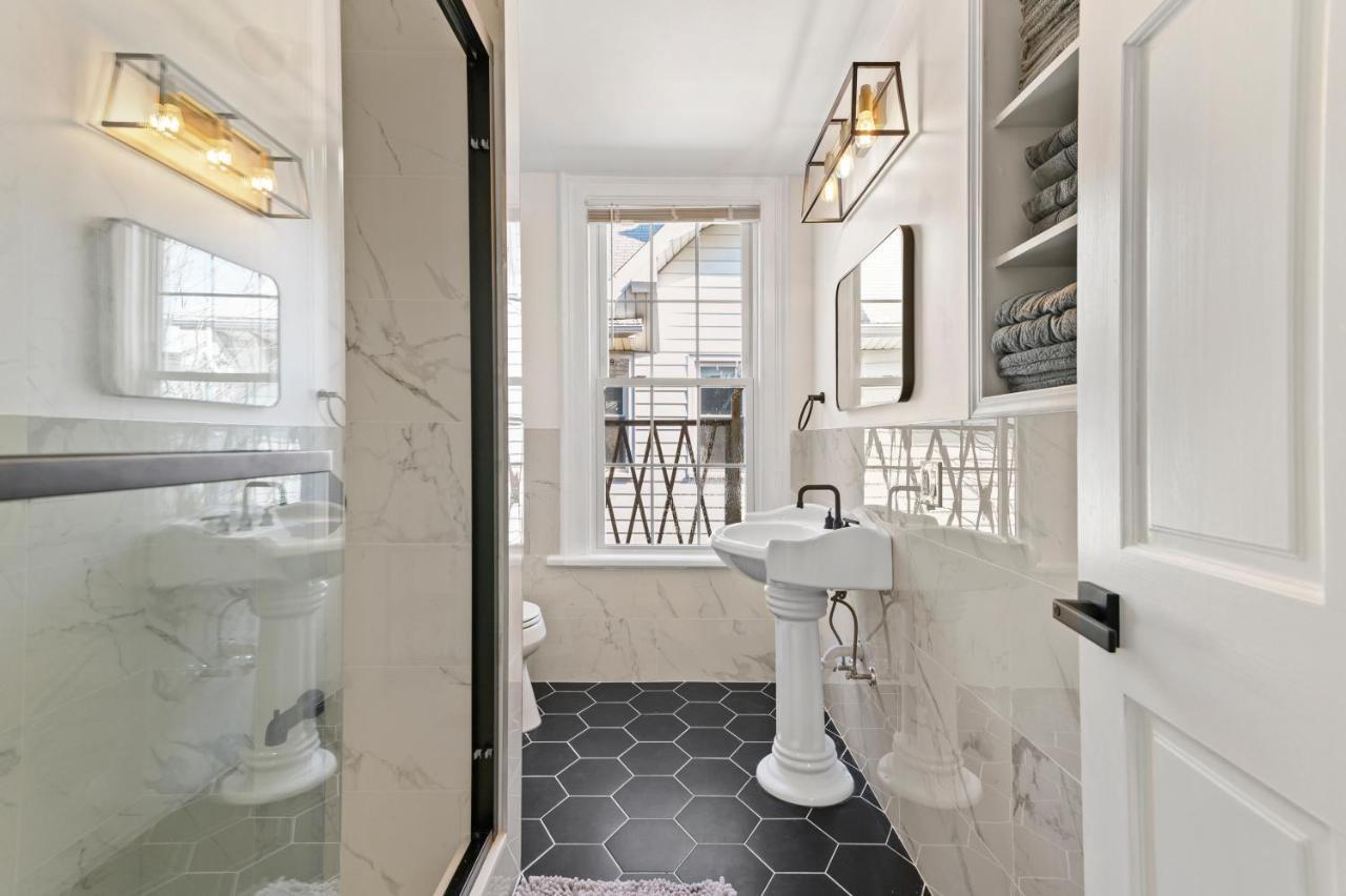 Appartamento Cozy Gem In The Heart Of East Rock With Free Parking Near Yale And Dt New Haven Esterno foto